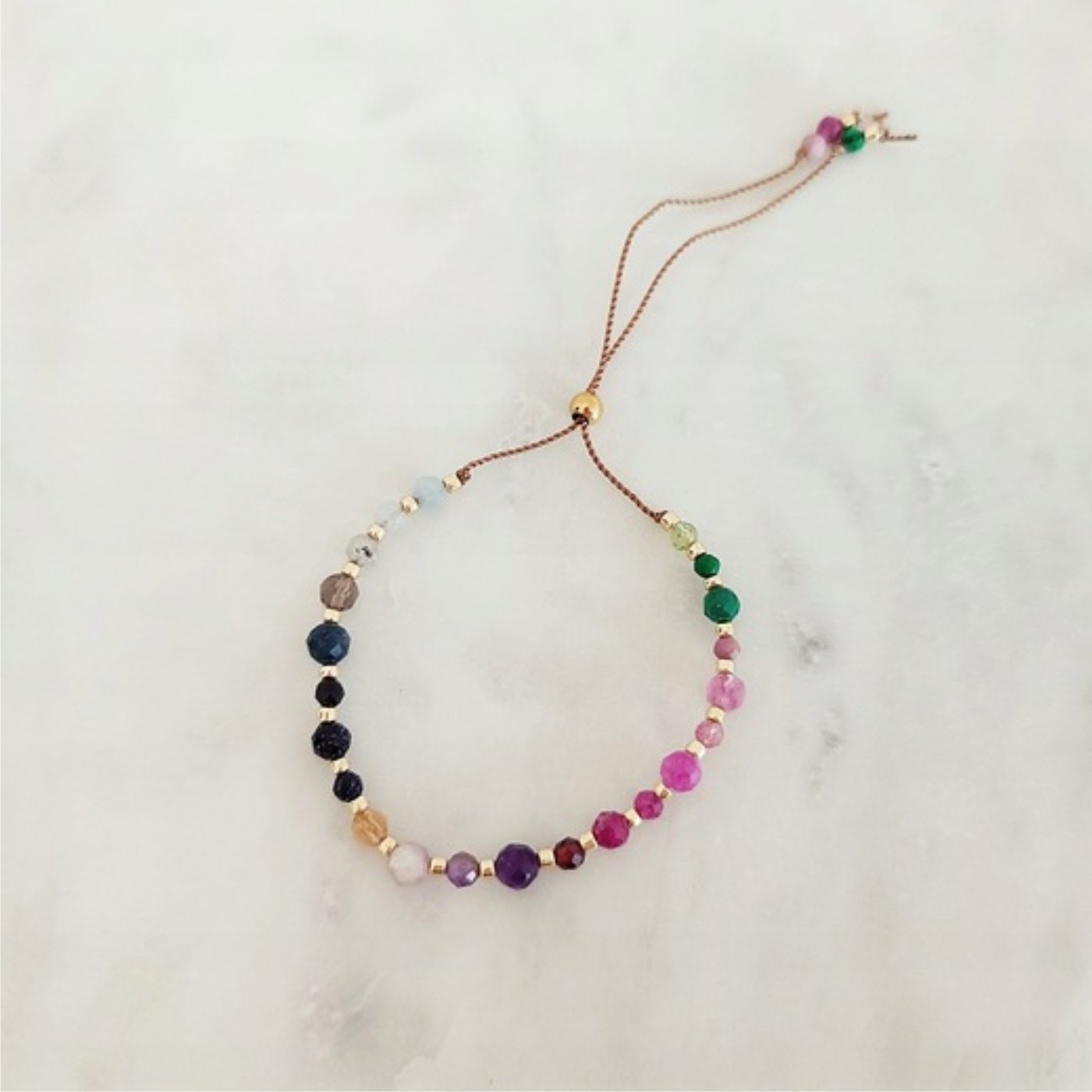 Bransoletka na nici z kolorowych kamieni